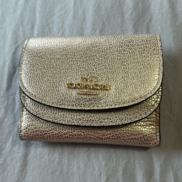 Gold pebble leather Coach wallet - Picture 1 of 8